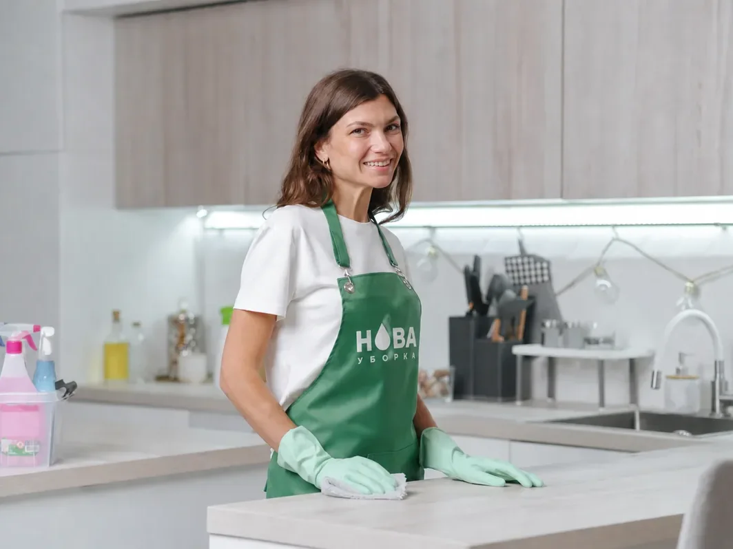 Срочная уборка квартиры в Сочи — клинер НОВА за работой